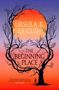 „Ursula K. Le Guin, The Beginning Place.“ Silhouette eines Baumes vor einem leuchtenden Sonnenhintergrund., Buch