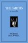 "The Smiths" und "a novella" in Weiß auf Blau, darunter "Michael Bracewell." Mittig schwarz-weißes Blumenbild.