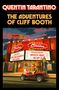 "Quentin Tarantino: The Adventures of Cliff Booth. Beverly Cinema zeigt Richard Pryor in 'Which Way Is Up?' und andere Filme. Rotes Auto davor."