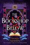 "The Bookshop Below" auf einem mystischen Hintergrund mit lila Blüten und roten Blättern. Ein offenes Buch und Bücherregale.