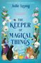 "THE KEEPER OF MAGICAL THINGS" in blauer Schrift, Tiere, Pflanzen, ein schwarzer Kater, Flaschen, und ein Schlüssel.