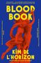 „BLOOD BOOK“, „KIM DE L'HORIZON“, rote Statue auf blauem Hintergrund, übersetzt von Jamie Lee Searle. Zitate von TLS, DIE ZEIT., Buch
