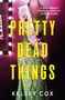 „IT WAS A BEAUTY PAGEANT. NOW IT'S A CRIME SCENE.“ Großer Titel „PRETTY DEAD THINGS“. Frau in blutigem Kleid.