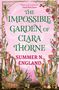 "The Impossible Garden of Ciara Thorne" und "Summer N. England" in verschnörkelter Schrift, umgeben von Blumenillustrationen., Buch