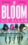 „IN BLOOM“ und „LIZ ALLAN“ in Weiß und Schwarz auf pinkem Hintergrund; darunter Frauen unter Wasser.