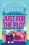 Text: "Meghan Quinn", "Just for the Plot". Illustration: Ein Paar liest auf einem rosa Sofa, Bücherregal im Hintergrund., Buch