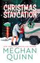 "Christmas Staycation", "KringleTown", "New York Times Bestselling Author Meghan Quinn". Illustration: Paar im Schnee vor Van., Buch