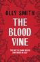 „THE BLOOD VINE“ in großen weißen Buchstaben vor rotem Hintergrund, umgeben von Weinblättern und Trauben.