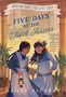 „FIVE DAYS AT THE Hotel Adams“ und „American Stories for Gutsy Girls“. Zwei Mädchen in historischen Kleidern lächeln., Buch