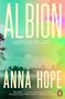 "ALBION" und "ANNA HOPE" in großen Buchstaben. Ein farbenfroher Hintergrund mit einem Gebäude in einem nebligen Park.