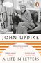 „John Updike: A Life in Letters“. Zitate von The Times, Telegraph, Financial Times. Ein Mann sitzt in einem Sessel.