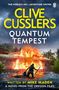 "Clive Cussler's Quantum Tempest." Ein brennender Holzbau am Wasser, davor eine bewaffnete Person in einem reißenden Fluss., Buch