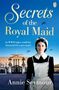 „Secrets of the Royal Maid“ und „As WWII rages, could her dream job be a new start?“ Vor einem Palast: Eine Dienstmagd.