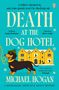 Titel: "Death at the Dog Hotel". Gelber Dackel vor einem Hotel, das Hunde beherbergt. Autorenname: Michael Hogan., Buch
