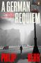 Der Text lautet: "A German Requiem", "Philip Kerr", "The Sunday Times Bestselling Bernie Gunther Series", "New York Observer". Ein Mann mit Hut geht auf einer verschneiten Straße, umgeben von alten Gebäuden und Laternen.