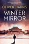 Text: „Oliver Harris, Winter Mirror“. Ein Mensch geht auf ein großes, traditionelles Gebäude zu.