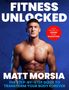 „FITNESS UNLOCKED“, „MATT MORSIA“, „THE STEP-BY-STEP GUIDE TO TRANSFORM YOUR BODY FOREVER“. Muskelbepackter Mann auf blauem Hintergrund., Buch