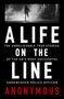 "ALIFE ON THE LINE. The unbelievable true stories of the UK's most successful undercover police officer." Oben: Person rennt nachts., Buch