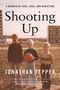 "Shooting Up" von Jonathan Tepper. Drei Jungen stehen draußen, einer hält einen roten Fußball.