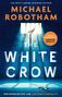 Auf einem blauen Hintergrund steht in großen Buchstaben "THE WHITE CROW" von Michael Robotham. Ein Vogel auf einem Fenster. Unten sind Handschellen zu sehen., Buch