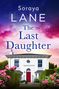 „Soraya Lane: The Last Daughter.“ Ein weißes Haus mit einer roten Tür, umgeben von blühenden Sträuchern, vor farbigem Himmel.