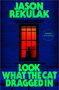"Jason Rekulak. Look What the Cat Dragged In. New York Times Bestselling Author of Hidden Pictures." Eine Katze am Fenster.
