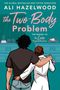 Der Text sagt: "The Two Body Problem", "Ali Hazelwood". Darunter umarmt eine Person in einem schwarzen T-Shirt jemanden im Kittel., Buch