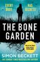 Titel: "The Bone Garden". Text: "Every body has secrets". Autor: Simon Beckett. Silhouette eines Mannes in hohem Gras., Buch