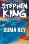 "Stephen King, Duma Key, A Novel." Illustration: Tosende Wellen, ein Gewitter über einem Haus, roter Korb am Strand.