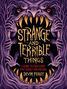 Der Text "Strange and Terrible Things" thront im Maul eines Monsters, umrahmt von lila Krallenhänden und roten Augen., Buch