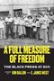 "A Full Measure of Freedom: The Black Press at 200" ist in gelber und weißer Schrift. Eine Gruppe hält Zeitungen., Buch