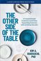 "The Other Side of the Table" und "A Compassionate Guide for Loved Ones Supporting Someone with an Eating Disorder." Teller und Besteck., Buch