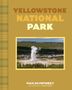 "Yellowstone National Park" in großen Buchstaben. Ein Geysir bricht inmitten von Bäumen aus, mit Gebäuden im Hintergrund., Buch