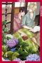 Japanische Schriftzeichen links, zwei junge Männer, einer schläft auf dem anderen, umgeben von Hortensien., Buch