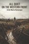Text: "ALL QUIET ON THE WESTERN FRONT, Erich Maria Remarque." Ein Soldat steht in einem schlammigen Schützengraben., Buch