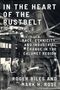 Buchtitel: "IN THE HEART OF THE RUSTBELT". Arbeiter in einer industriellen Fabrik, Maschinen und Rohre im Hintergrund.