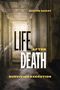 „LIFE AFTER DEATH: Surviving Execution“ von Austin Sarat. Ein dunkler, verlassener Flur mit Licht am Ende.
