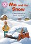 „Mo and the Snow“ von Hilary Robinson und Gabriel San Martin. Illustration: Ein Junge im Schnee mit verschneitem Auto.