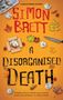 "SImon Brett: A Disorganised Death - 'Delightful echoes of golden age mysteries'. Herbstblätter, ein Messer, zerknülltes Papier."
