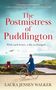 „The Postmistress of Puddlington“ steht in roter Schrift. Eine Frau in Blau fährt Fahrrad entlang der Küste., Buch