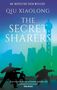 "AN INSPECTOR CHEN MYSTERY, QIU XIAOLONG, THE SECRET SHARERS"; Schatten von Menschen und Skyline in Blau- und Grüntönen.