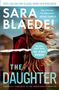 Texte: "SARA BLAEDEL", "THE DAUGHTER", "INCLUDES BONUS NOVEL THE NIGHT WOMEN". Frau mit langen Haaren in rotem Mantel.
