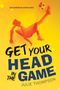 Text: "Can Caleb block out the noise?", "GET YOUR HEAD IN THE GAME", "JULIE THOMPSON". Illustration: Fußballspieler in Aktion., Buch