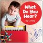 "What Do You Hear?" und "Gigi Le Flufy" in einem roten Kreis. Ein Baby spielt auf einem kleinen Spielzeugklavier.
