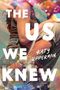 „The US We Knew“, Autorin: Katy Upperman. Ein Paar umarmt sich, umgeben von Blumen und buntem Licht., Buch