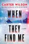 Texte: "CARTER WILSON", "WHEN THEY FIND ME", "A NOVEL". Verschneite Landschaft mit einem dunklen, einsamen Haus., Buch