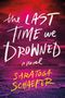 "The Last Time We Drowned", ein Roman von Saratoga Schaefer. Ein stürmischer, dramatischer Himmel über einem dunklen Meer., Buch