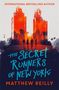 Text: "INTERNATIONAL BESTSELLING AUTHOR" und "THE SECRET RUNNERS OF NEW YORK" von Matthew Reilly. Vier Silhouetten vor roten Gebäuden.