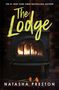 "The Lodge" von Natasha Preston. Ein brennender Kamin vor einer Ziegelwand. Unten liegen zwei orangefarbene Federn.