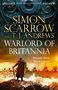 Titel: "Warlord of Britannia". Ein Krieger mit Umhang und Schwert steht am Meer, im Hintergrund Segelschiffe bei Sonnenuntergang.